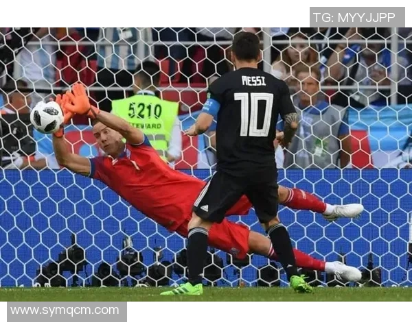 足球明星在比赛中意外撞向球门出界引发热议球迷反应各异