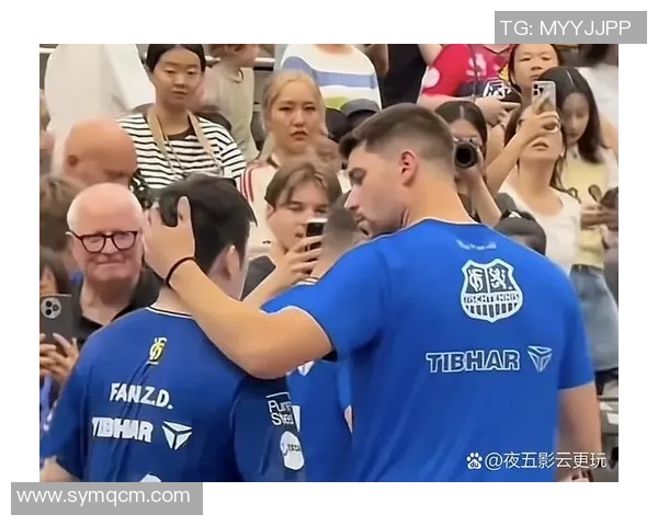 足球明星遭遇意外撞击却依然微笑展现乐观态度引发热议